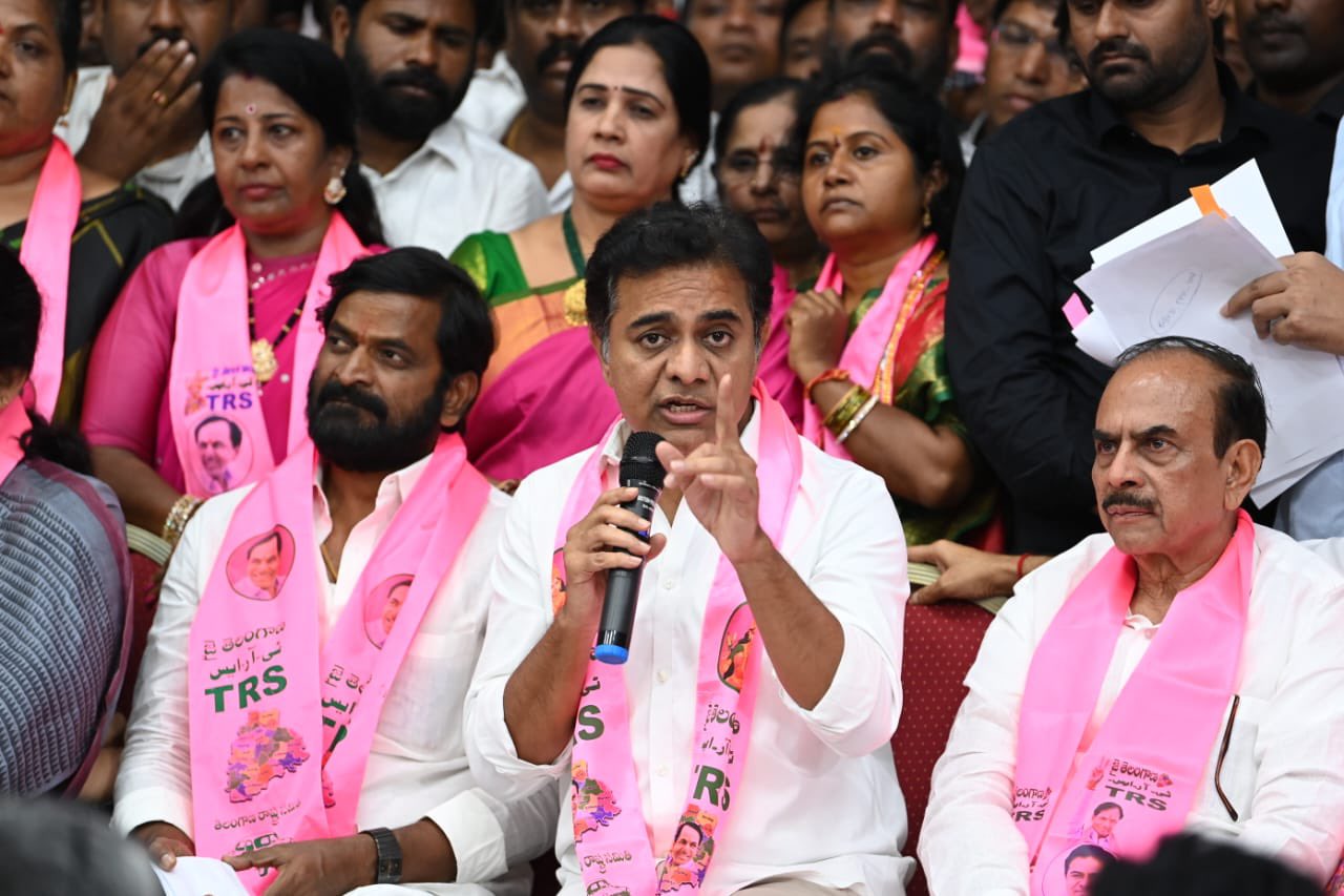 ఈటల, కోమటిరెడ్డిలతోనే ఎన్నికలు ధనమయం: కేటీఆర్ ఫైర్ ఈటల, కోమటిరెడ్డిలతోనే ఎన్నికలు ధనమయం: కేటీఆర్ ఫైర్