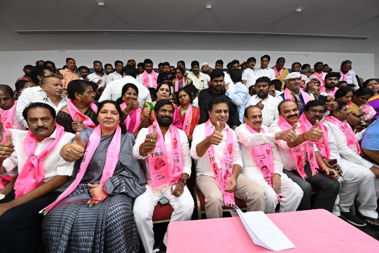 నల్లగొండ జిల్లా ప్రజానీకానికి శిరస్సు వంచి ప్రణమిల్లుతున్నాం: మంత్రి కేటీఆర్ నల్లగొండ జిల్లా ప్రజానీకానికి శిరస్సు వంచి ప్రణమిల్లుతున్నాం: మంత్రి కేటీఆర్