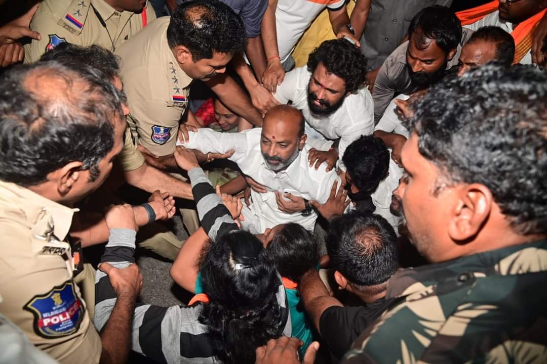 రాజగోపాల్ ధర్నా.. అక్కడ బండి బైఠాయింపు వెనుక? రాజగోపాల్ ధర్నా.. అక్కడ బండి బైఠాయింపు వెనుక?