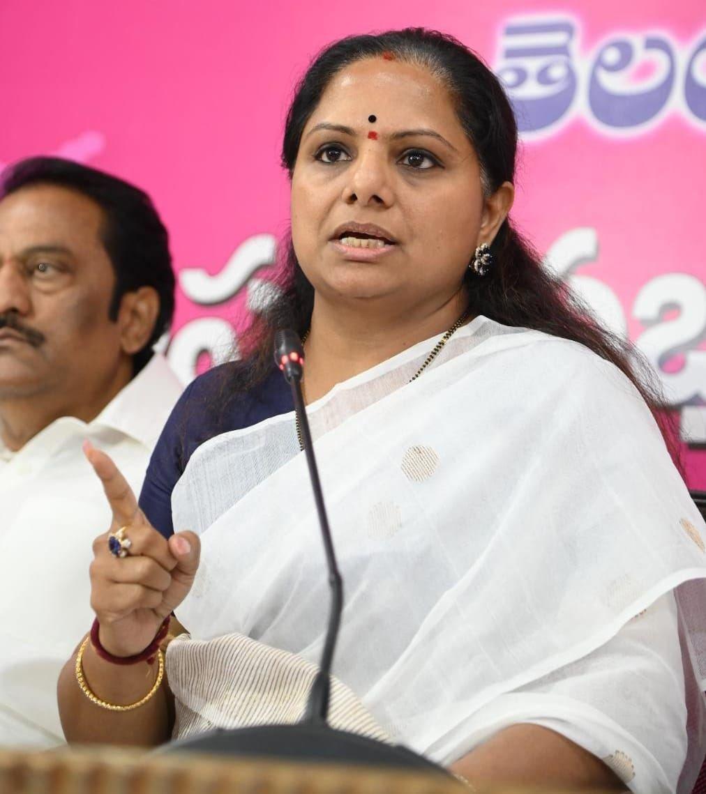 నా గురించి మాట్లాడితే చెప్పుతో కొడతా: ఎమ్మెల్సీ కవిత నా గురించి మాట్లాడితే చెప్పుతో కొడతా: ఎమ్మెల్సీ కవిత