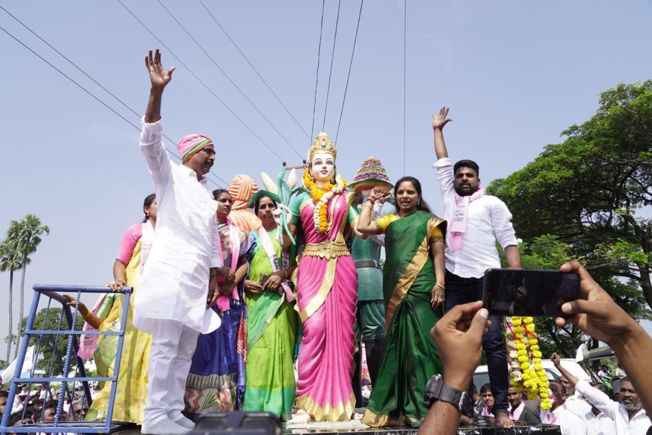ముఖం చాటేసేది బీజేపీ, కాంగ్రెస్ నాయకులే: ఎమ్మెల్సీ కవిత ఫైర్ ముఖం చాటేసేది బీజేపీ, కాంగ్రెస్ నాయకులే: ఎమ్మెల్సీ కవిత ఫైర్