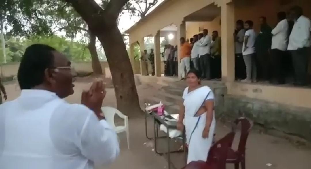 MUNUGODE: కూసుకుంట్లకు నిరసన.. రాజగోపాల్పై దాడి! MUNUGODE: కూసుకుంట్లకు నిరసన.. రాజగోపాల్పై దాడి!