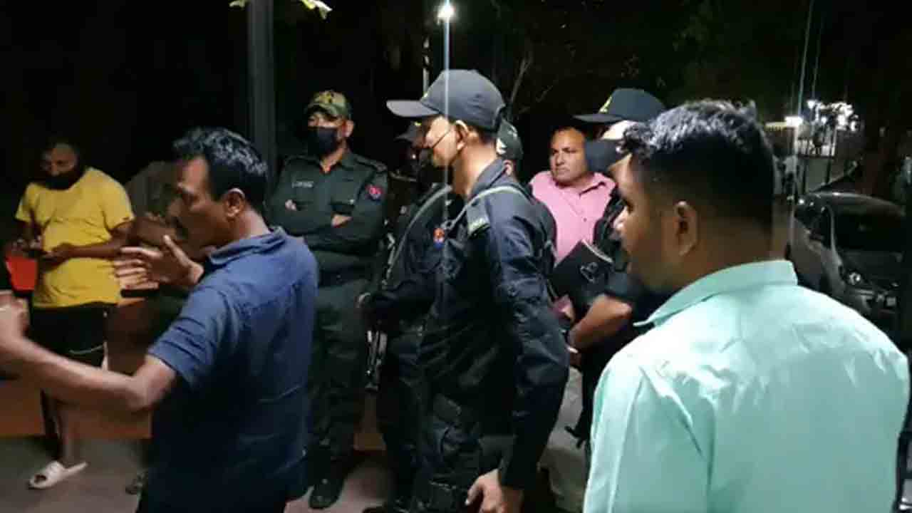 సహచర జవాన్లపై ఏకే 47తో కాల్పులు.. ఇద్దరు మృతి సహచర జవాన్లపై ఏకే 47తో కాల్పులు.. ఇద్దరు మృతి