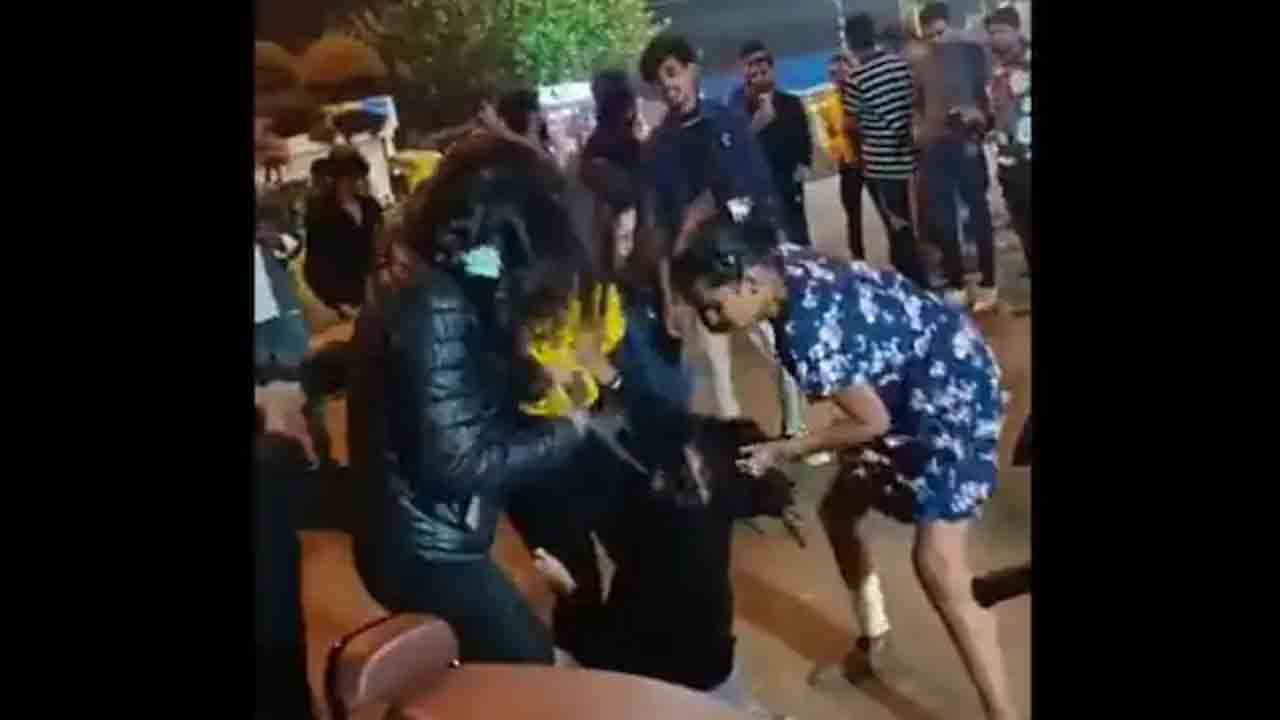 మద్యం మత్తులో నడిరోడ్డుపై మహిళల హంగామా.. మరో యువతిపై దాడి (వీడియో) వైరల్ మద్యం మత్తులో నడిరోడ్డుపై మహిళల హంగామా.. మరో యువతిపై దాడి (వీడియో) వైరల్