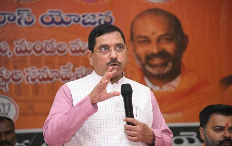 కేసీఆర్ అబద్ధాల కంపెనీ తయారు చేసుకున్నారు: మంత్రి ప్రహ్లాద్ జోషి కేసీఆర్ అబద్ధాల కంపెనీ తయారు చేసుకున్నారు: మంత్రి ప్రహ్లాద్ జోషి