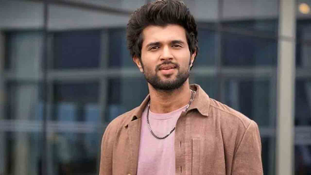 Vijay Devarakonda | ఈడీ విచారణకు హాజరైన విజయ్ దేవరకొండ Vijay Devarakonda | ఈడీ విచారణకు హాజరైన విజయ్ దేవరకొండ