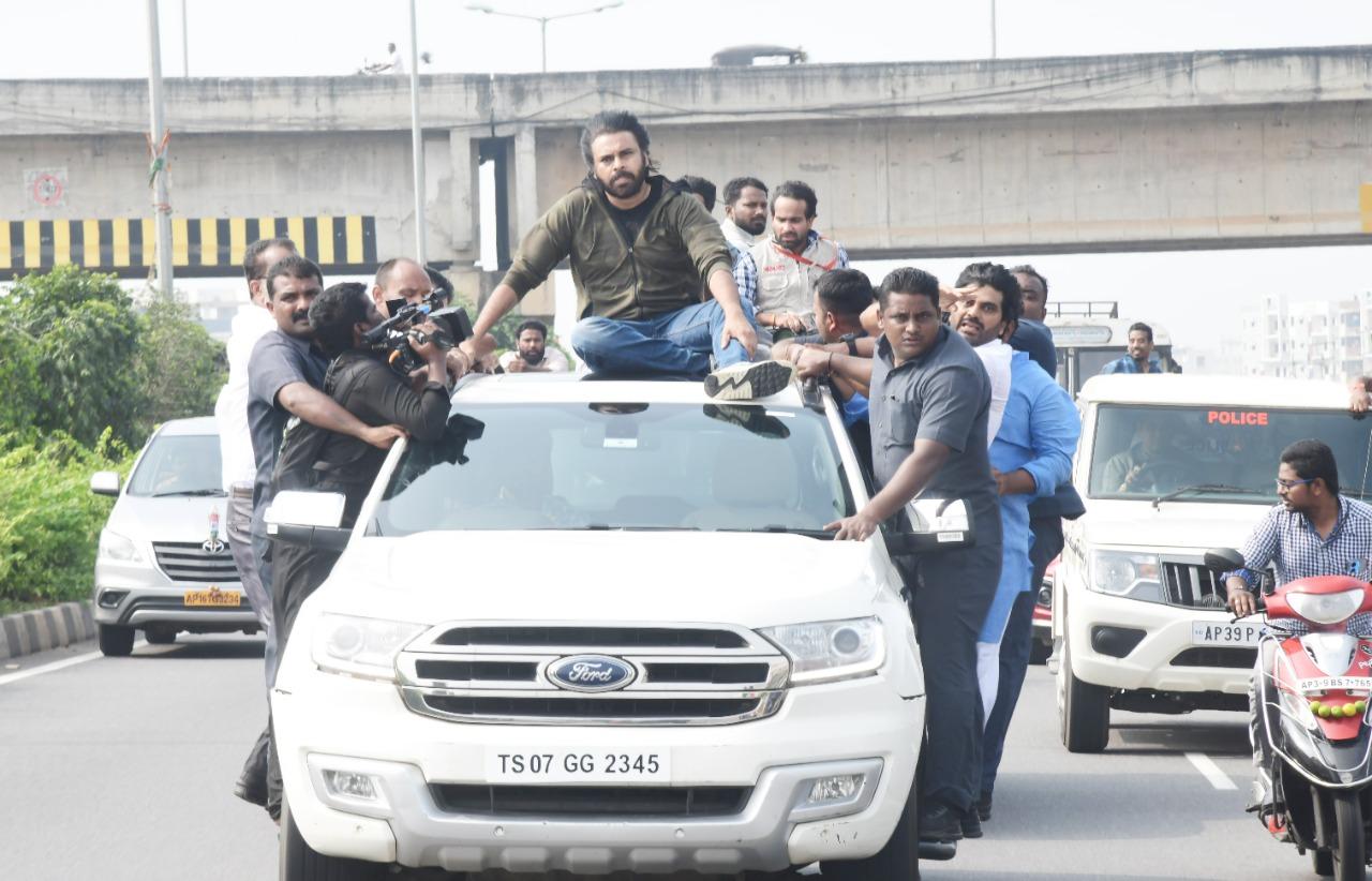 పులివెందులలో జగన్ ఇంటి మీద నుంచి హైవే వేస్తా: పవన్ పులివెందులలో జగన్ ఇంటి మీద నుంచి హైవే వేస్తా: పవన్