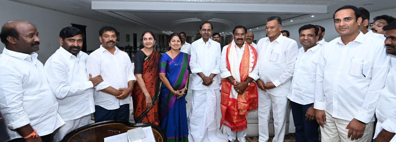సీఎం కేసీఆర్ను కలిసిన కూసుకుంట్ల, నల్లగొండ నేతలు సీఎం కేసీఆర్ను కలిసిన కూసుకుంట్ల, నల్లగొండ నేతలు