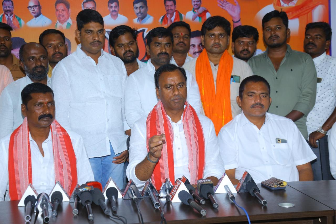 మునుగోడులో యుద్ధం పూర్తి కాలేదు: రాజగోపాల్ రెడ్డి మునుగోడులో యుద్ధం పూర్తి కాలేదు: రాజగోపాల్ రెడ్డి