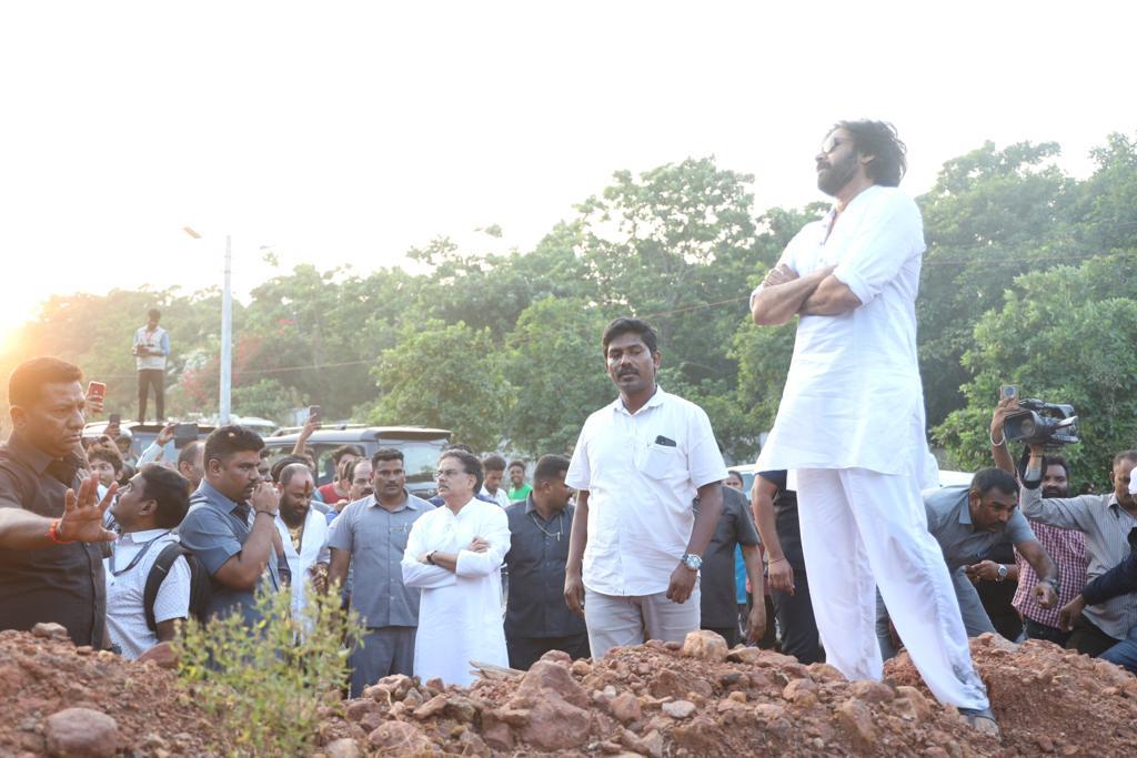 దూకుడు పెంచిన జనసేనాని.. జగనన్న కాలనీల సందర్శన! దూకుడు పెంచిన జనసేనాని.. జగనన్న కాలనీల సందర్శన!