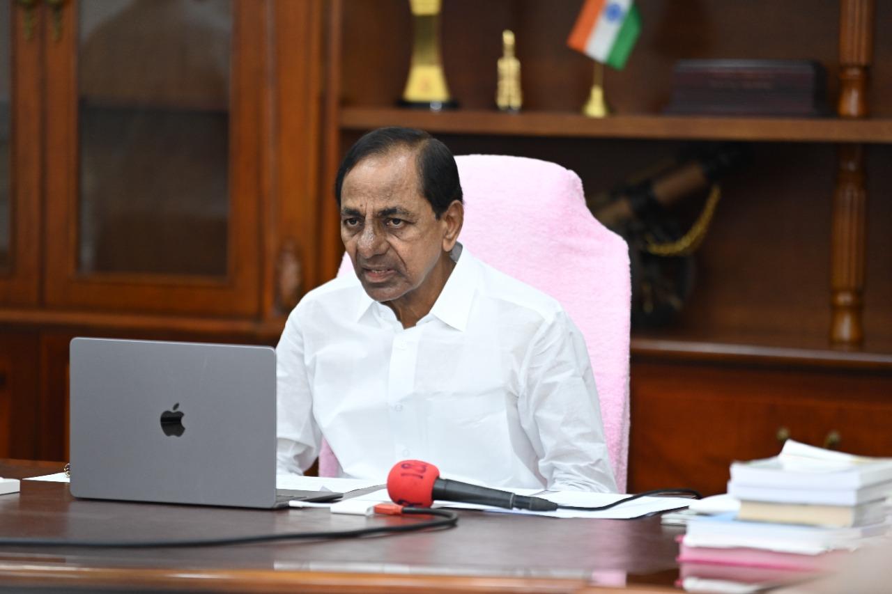 ఈడీ దాడి చేస్తే తిరగబడండి.. నా కూతురినీ పార్టీ మారమన్నారు: సీఎం కేసీఆర్ ఈడీ దాడి చేస్తే తిరగబడండి.. నా కూతురినీ పార్టీ మారమన్నారు: సీఎం కేసీఆర్