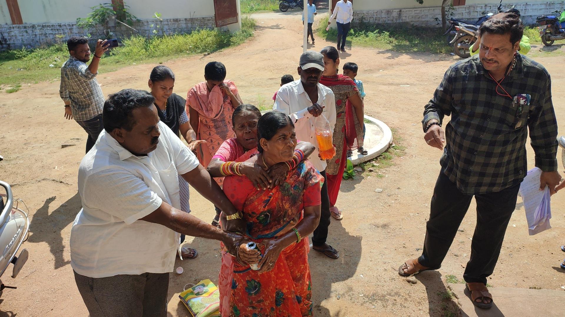 ‘ధరణి’ తెచ్చిన తంటా: TRS ఎంపీటీసీ ఆత్మహత్యాయత్నం ‘ధరణి’ తెచ్చిన తంటా: TRS ఎంపీటీసీ ఆత్మహత్యాయత్నం