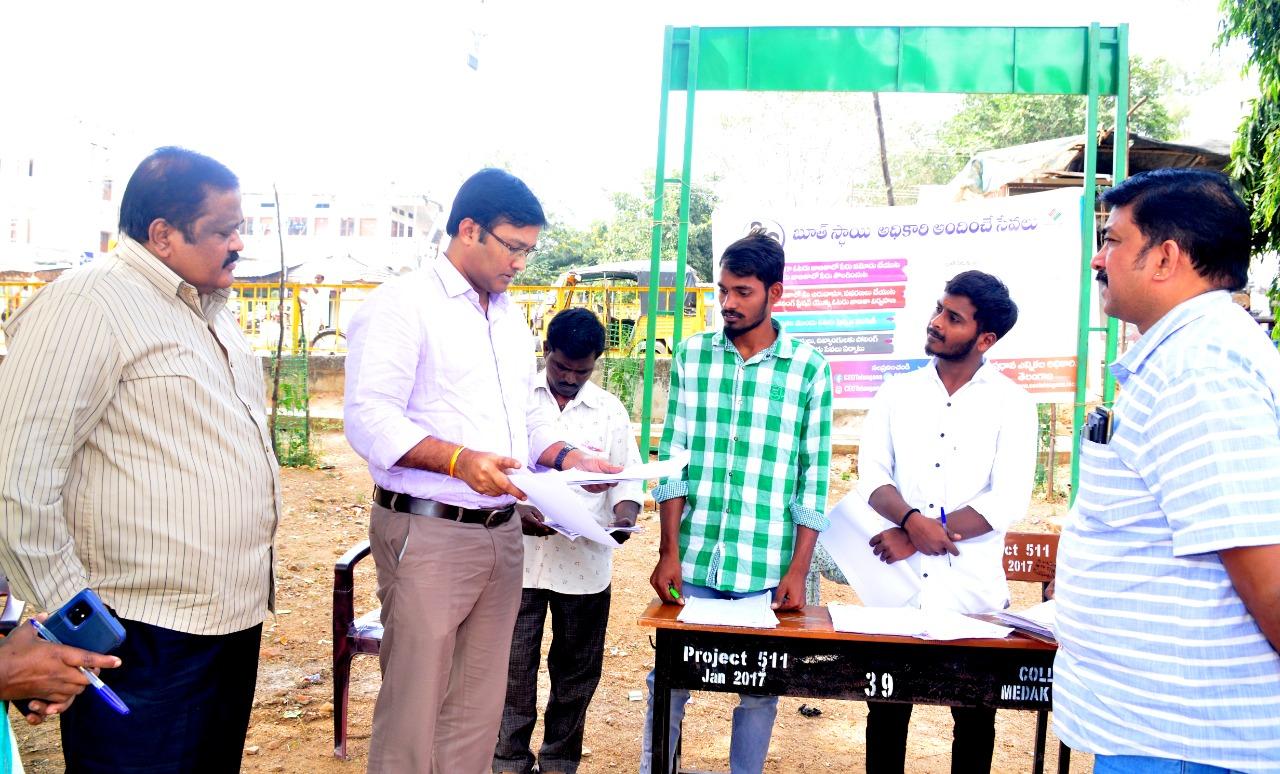 ‘18’ నిండిన వారు.. తప్పనిసరిగా ఓటు నమోదు చేయించుకోవాలి ‘18’ నిండిన వారు.. తప్పనిసరిగా ఓటు నమోదు చేయించుకోవాలి
