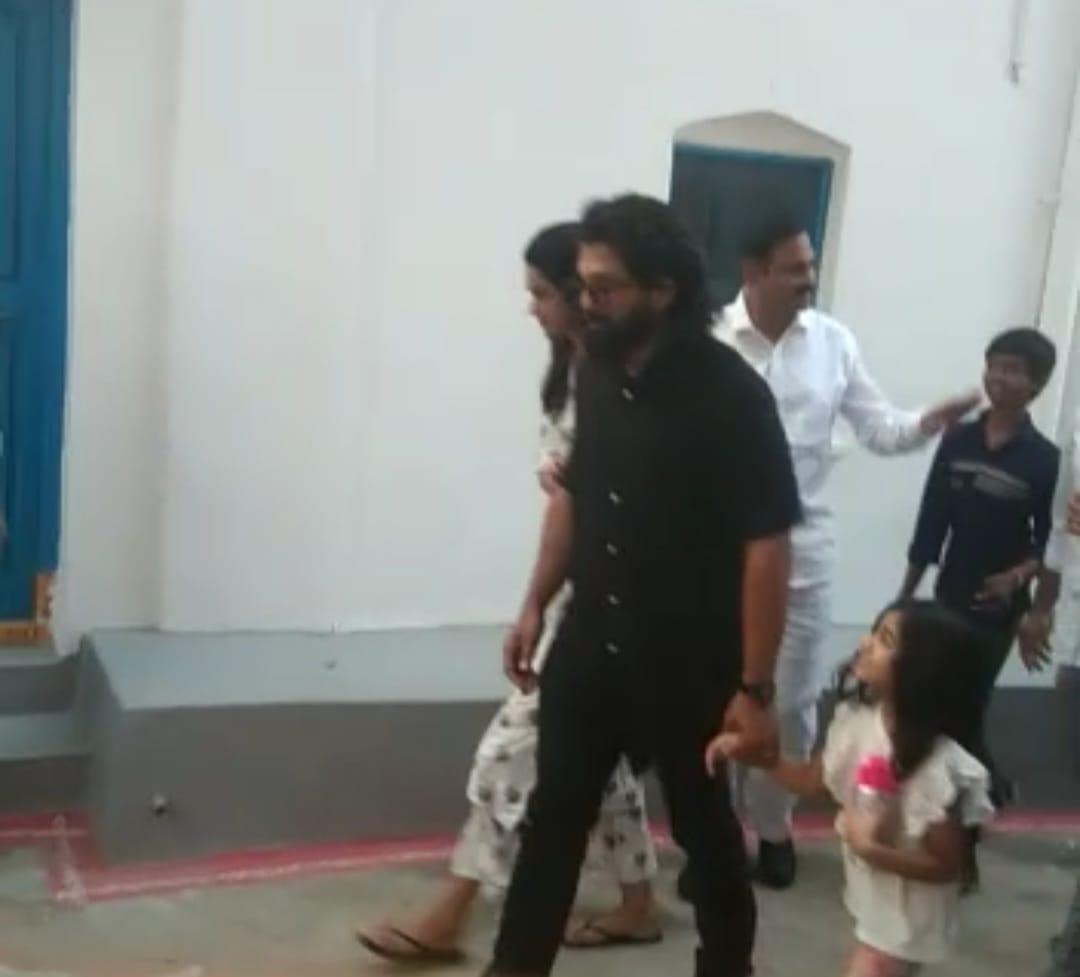 నల్లగొండ: ‘నామిరెడ్డి’ కుటుంబాన్ని పరామర్శించిన హీరో అల్లు అర్జున్ నల్లగొండ: ‘నామిరెడ్డి’ కుటుంబాన్ని పరామర్శించిన హీరో అల్లు అర్జున్
