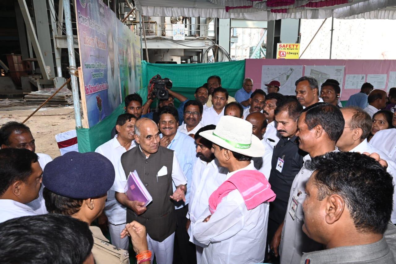 యాదాద్రి పవర్ ప్లాంట్ను పరిశీలించిన సీఎం కేసీఆర్ యాదాద్రి పవర్ ప్లాంట్ను పరిశీలించిన సీఎం కేసీఆర్
