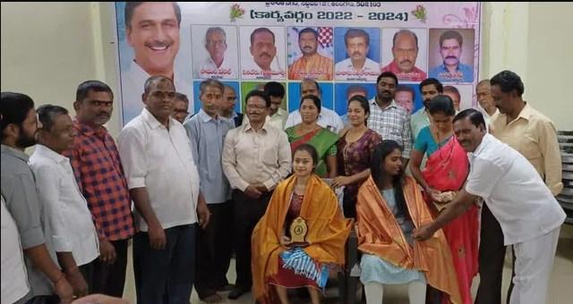 ఎంబీబీఎస్ సీట్లు సాధించిన విద్యార్థినులకు సన్మానం ఎంబీబీఎస్ సీట్లు సాధించిన విద్యార్థినులకు సన్మానం