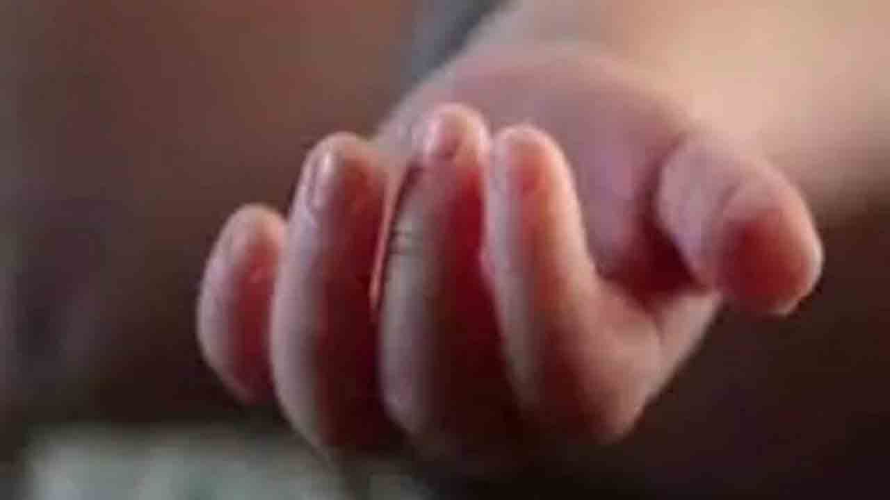హైదరాబాద్లో దారుణం.. ఏడ్చాడని కొడుకును కొట్టి చంపిన తండ్రి హైదరాబాద్లో దారుణం.. ఏడ్చాడని కొడుకును కొట్టి చంపిన తండ్రి