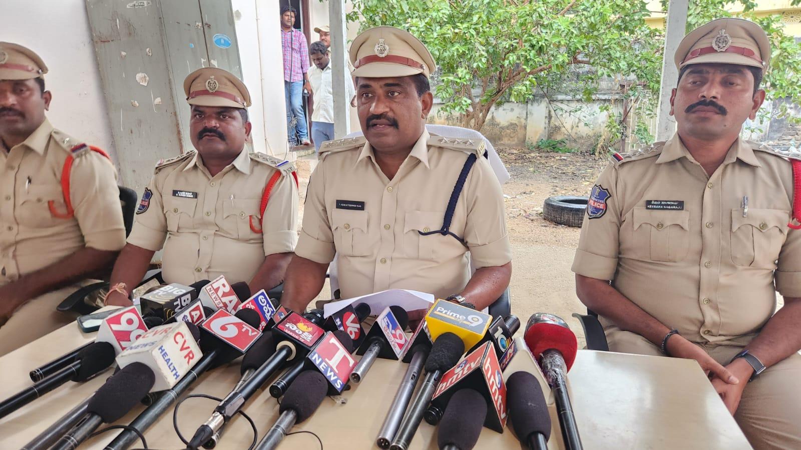 వితంతు పెన్షన్ కోసం భర్తను చంపిన భార్య, కొడుకు వితంతు పెన్షన్ కోసం భర్తను చంపిన భార్య, కొడుకు