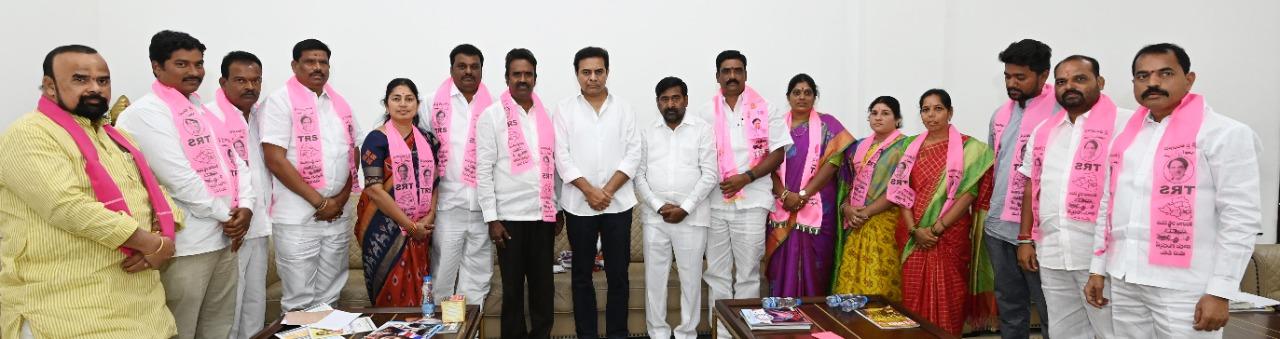 యాదగిరిగుట్ట: కాంగ్రెస్కు షాక్.. టీఆర్ఎస్లో చేరిన కౌన్సిలర్లు యాదగిరిగుట్ట: కాంగ్రెస్కు షాక్.. టీఆర్ఎస్లో చేరిన కౌన్సిలర్లు