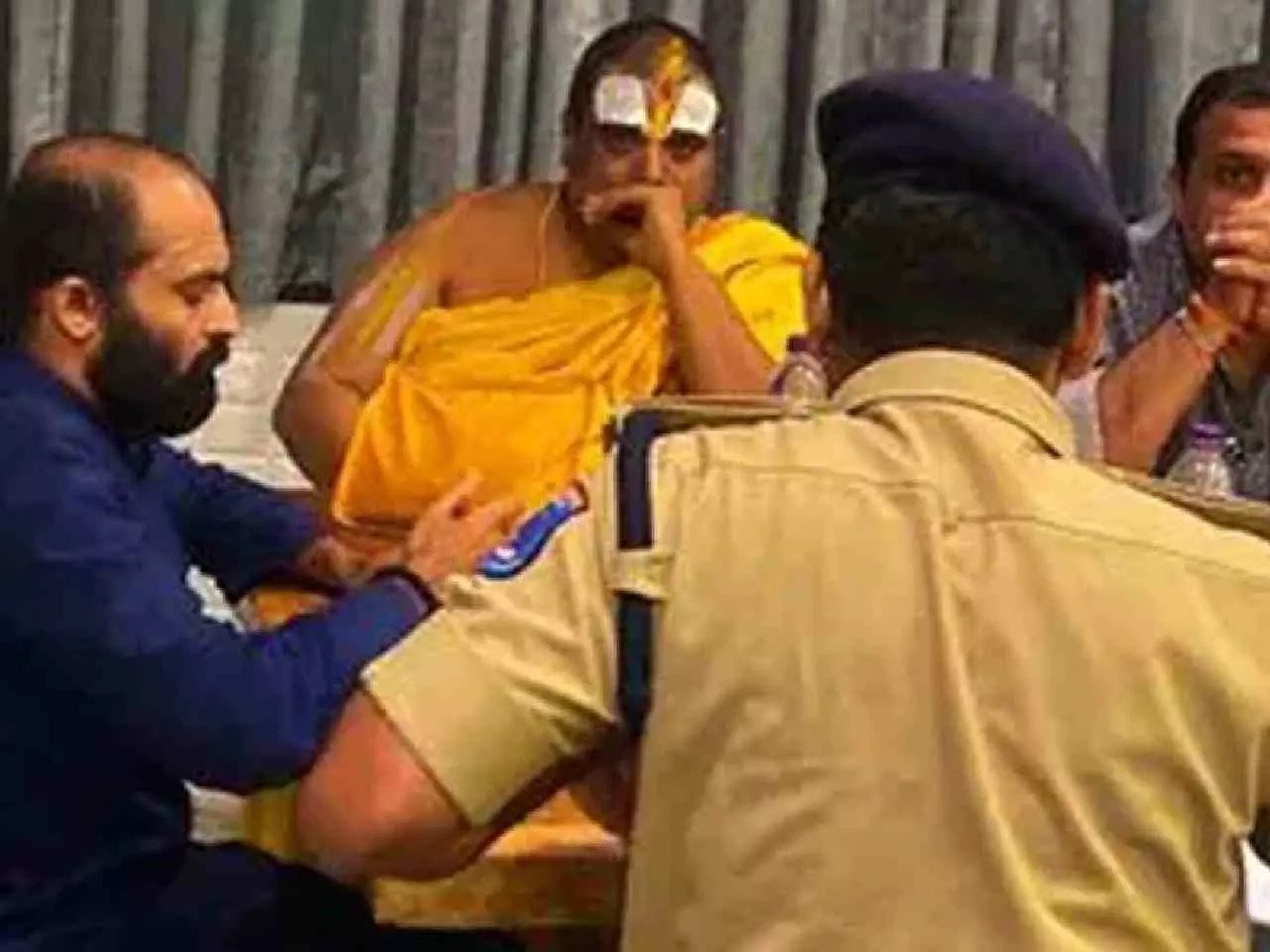 ఎమ్మెల్యేల కొనుగోలు కేసు: బండి సంజయ్ అనుచరుడికి నోటీసులు ఎమ్మెల్యేల కొనుగోలు కేసు: బండి సంజయ్ అనుచరుడికి నోటీసులు