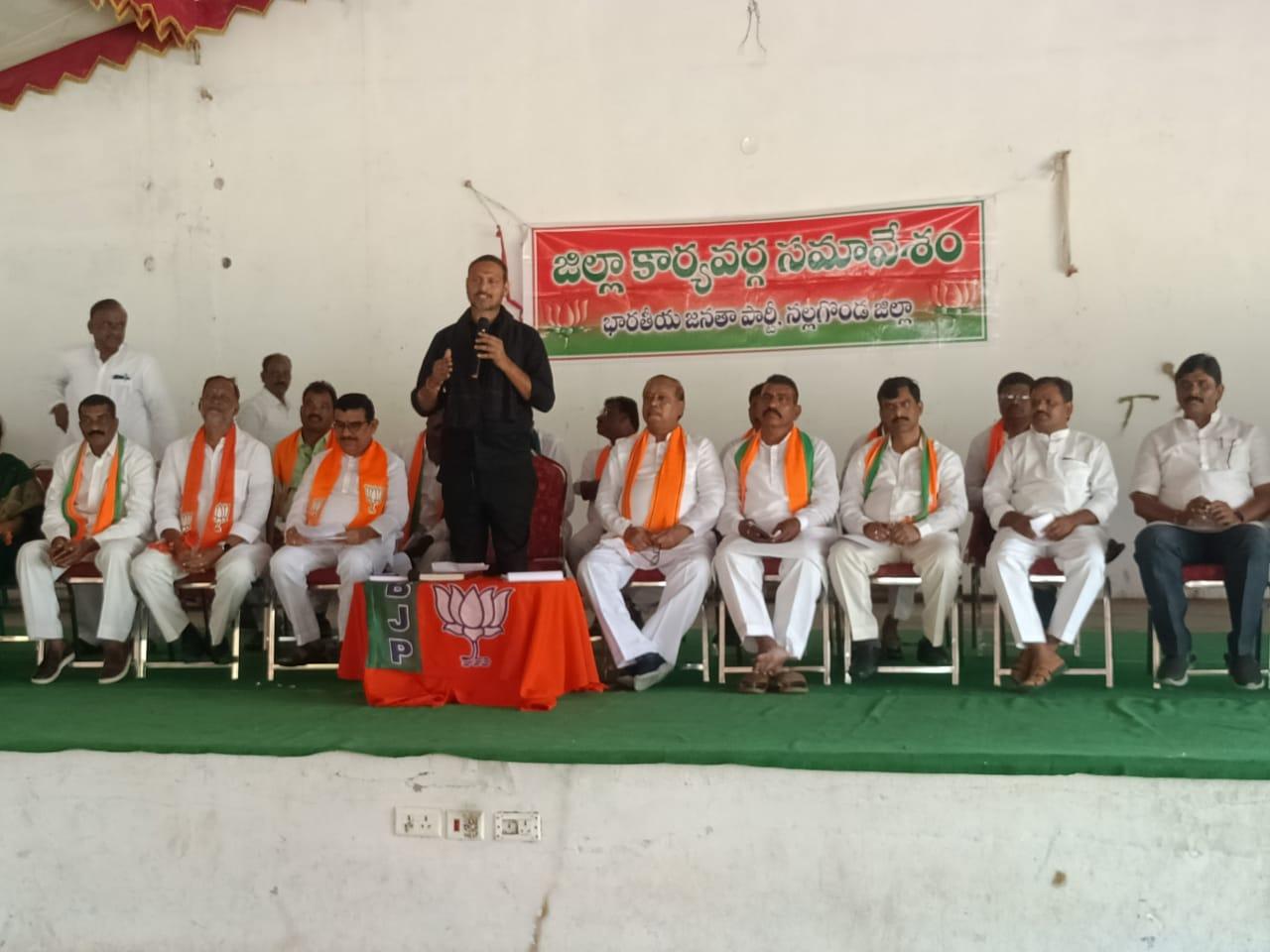ఎన్నికల హామీలు అమలు చేయాలి: BJP జిల్లా అధ్యక్షుడు శ్రీధర్ రెడ్డి ఎన్నికల హామీలు అమలు చేయాలి: BJP జిల్లా అధ్యక్షుడు శ్రీధర్ రెడ్డి