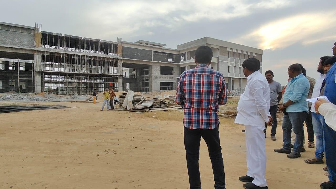 నూతన కలెక్టరేట్ భవనాన్ని పరిశీలించిన మంత్రి జగదీష్ రెడ్డి నూతన కలెక్టరేట్ భవనాన్ని పరిశీలించిన మంత్రి జగదీష్ రెడ్డి