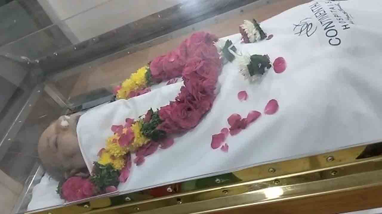 Super Star Krishna | అధికారిక లాంఛ‌నాల‌తో హీరో కృష్ణ అంత్య‌క్రియ‌లు