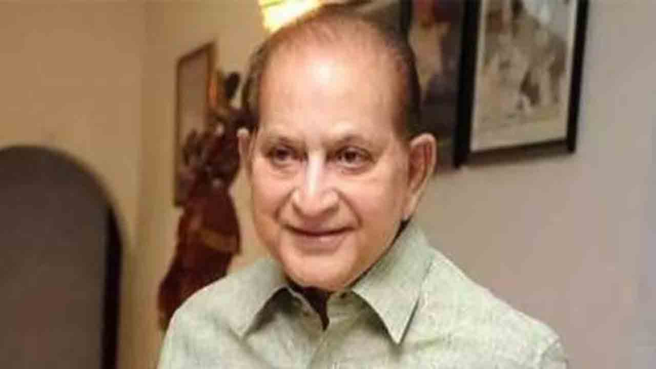 హీరో కృష్ణ లెజెండ్ నటుడు.. కేటీఆర్ ట్వీట్ హీరో కృష్ణ లెజెండ్ నటుడు.. కేటీఆర్ ట్వీట్