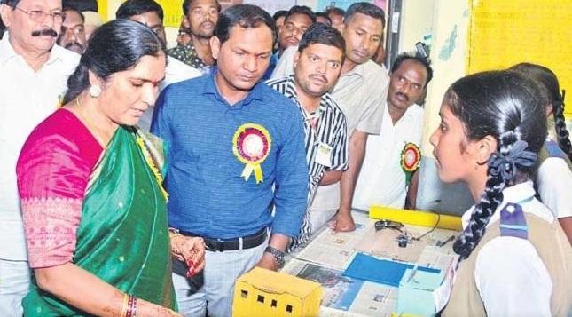 మెదక్: ఎవరికి వారే.. సైన్స్ ఫెయిర్కు రాలే! దూరంగా.. అధికారులు, ప్రజాప్రతినిధులు మెదక్: ఎవరికి వారే.. సైన్స్ ఫెయిర్కు రాలే! దూరంగా.. అధికారులు, ప్రజాప్రతినిధులు