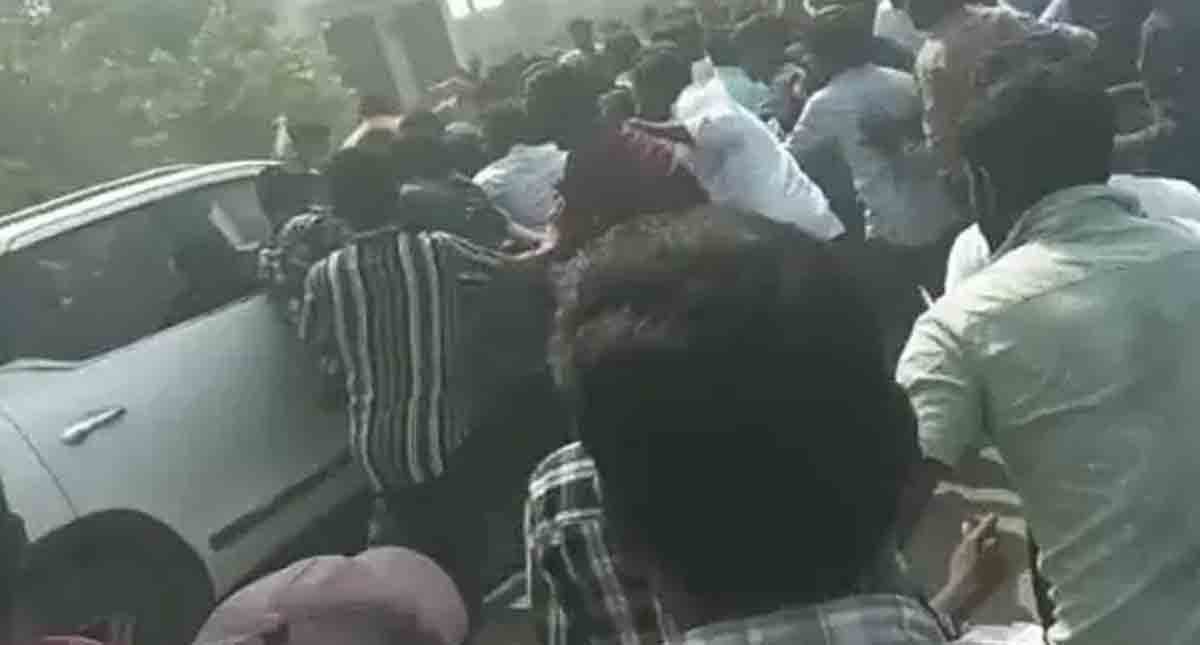 టీఆర్ఎస్ ఎమ్మెల్యే రసమయి కాన్వాయ్పై రాళ్ల దాడి టీఆర్ఎస్ ఎమ్మెల్యే రసమయి కాన్వాయ్పై రాళ్ల దాడి