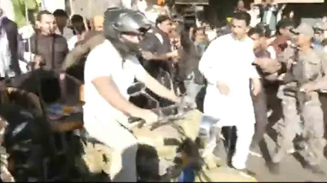 బుల్లెట్పై దూసుకెళ్లిన రాహుల్ గాంధీ.. వీడియో బుల్లెట్పై దూసుకెళ్లిన రాహుల్ గాంధీ.. వీడియో