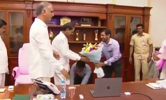 సీఎం కేసీఆర్ పాదాలు మొక్కిన హెల్త్ డైరెక్టర్.. సీఎం కేసీఆర్ పాదాలు మొక్కిన హెల్త్ డైరెక్టర్..