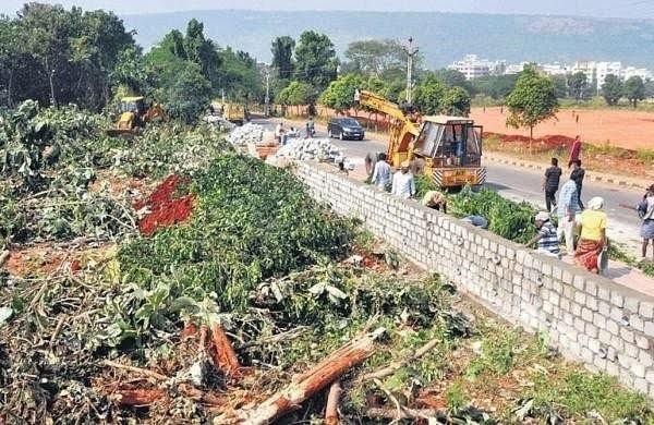 విశాఖలో విధ్వంసం: మోడీ సభ.. చెట్లు, కొట్లు కూల్చివేత! విశాఖలో విధ్వంసం: మోడీ సభ.. చెట్లు, కొట్లు కూల్చివేత!