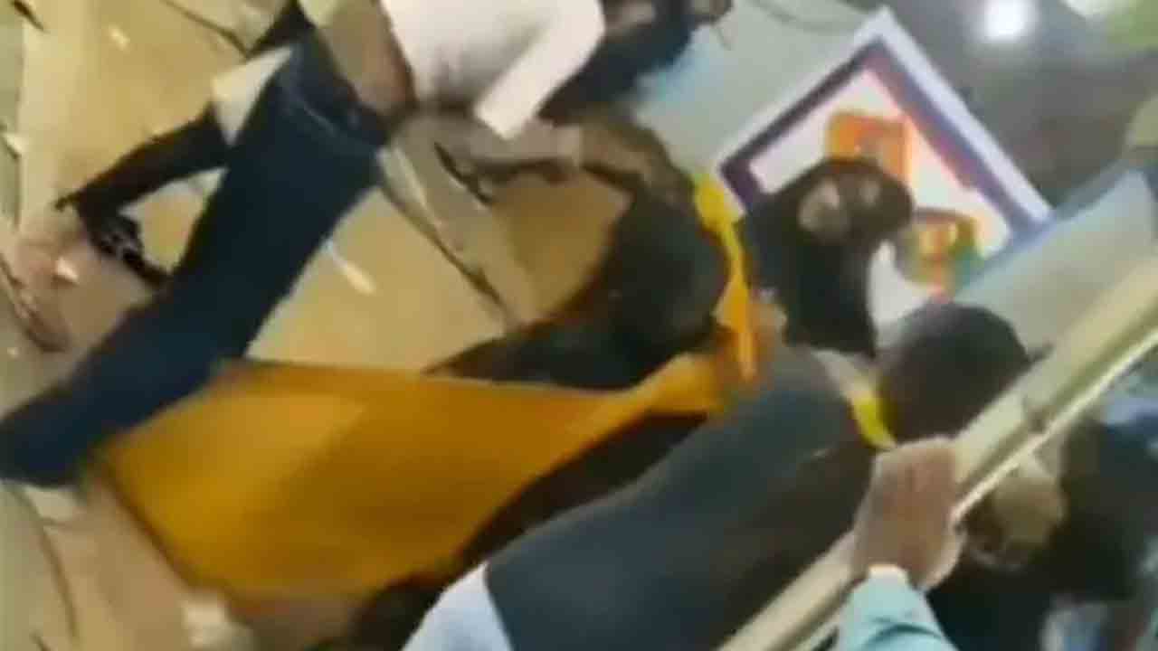 ప్రియుడి కోసం కొట్టుకున్న యువతులు (వీడియో వైరల్) ప్రియుడి కోసం కొట్టుకున్న యువతులు (వీడియో వైరల్)