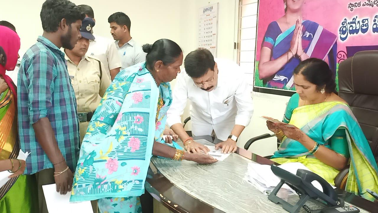 పేదింటి ఆడపడుచులకు ‘కల్యాణ లక్ష్మీ’ వరం: MLA పద్మ పేదింటి ఆడపడుచులకు ‘కల్యాణ లక్ష్మీ’ వరం: MLA పద్మ