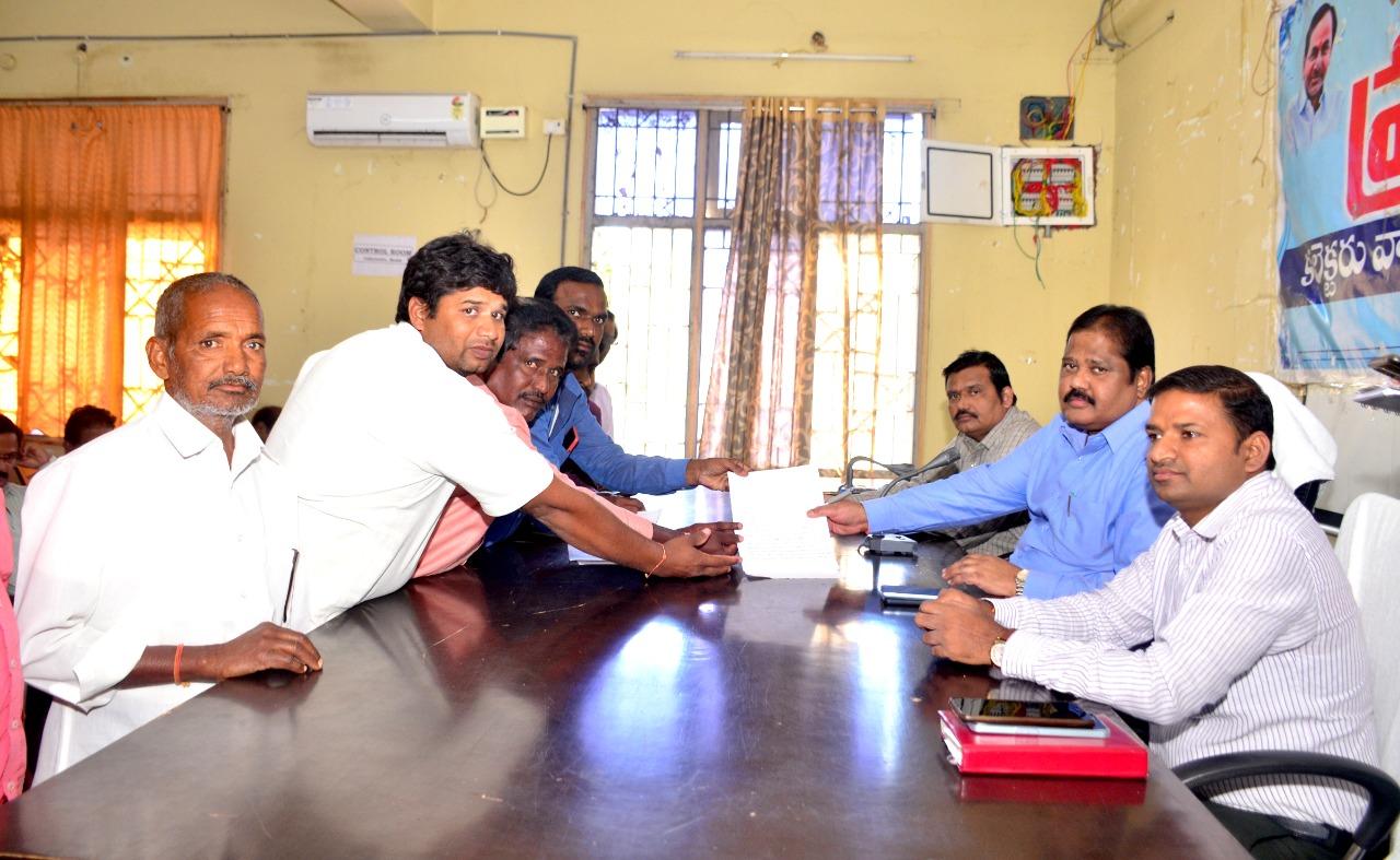 ‘ప్రజావాణి’ ఫిర్యాదులను వెంటనే పరిష్కరించాలి: అదనపు కలెక్టర్ రమేష్ ‘ప్రజావాణి’ ఫిర్యాదులను వెంటనే పరిష్కరించాలి: అదనపు కలెక్టర్ రమేష్