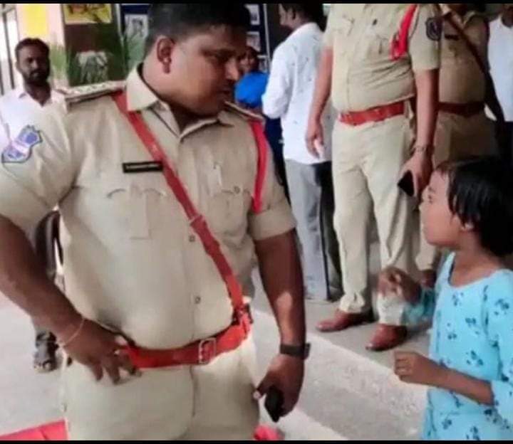 మా బడిలో పురుగుల అన్నం పెడుతున్నారు.. పోలీసులకు ఫిర్యాదు చేసిన చిన్నారి! మా బడిలో పురుగుల అన్నం పెడుతున్నారు.. పోలీసులకు ఫిర్యాదు చేసిన చిన్నారి!