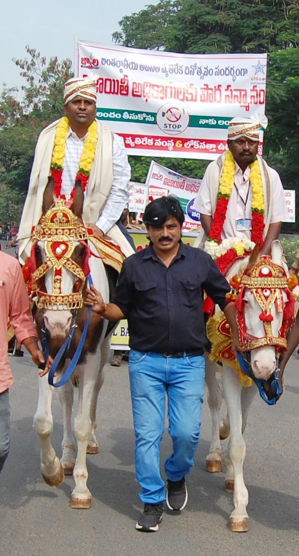 నిజాయితీ అధికారులకు పౌర సన్మానం.. అశ్వాలపై ఊరేగింపు నిజాయితీ అధికారులకు పౌర సన్మానం.. అశ్వాలపై ఊరేగింపు