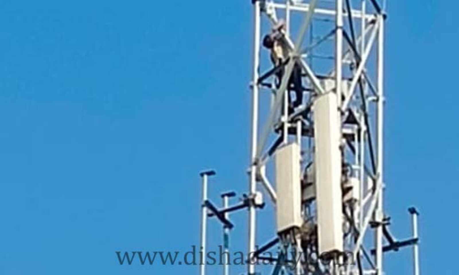 సెల్ టవర్కు ఊరేసుకుని ఆత్మహత్య: కుటుంబానికి పలువురి పరామర్శ.. ఆర్థిక సాయం సెల్ టవర్కు ఊరేసుకుని ఆత్మహత్య: కుటుంబానికి పలువురి పరామర్శ.. ఆర్థిక సాయం