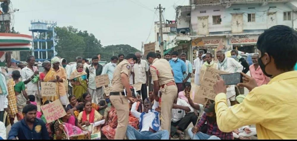 ఎర్రబెల్లి ఇలాఖాలో ఏడాదిగా దళితుల భూ పోరాటం ఎర్రబెల్లి ఇలాఖాలో ఏడాదిగా దళితుల భూ పోరాటం