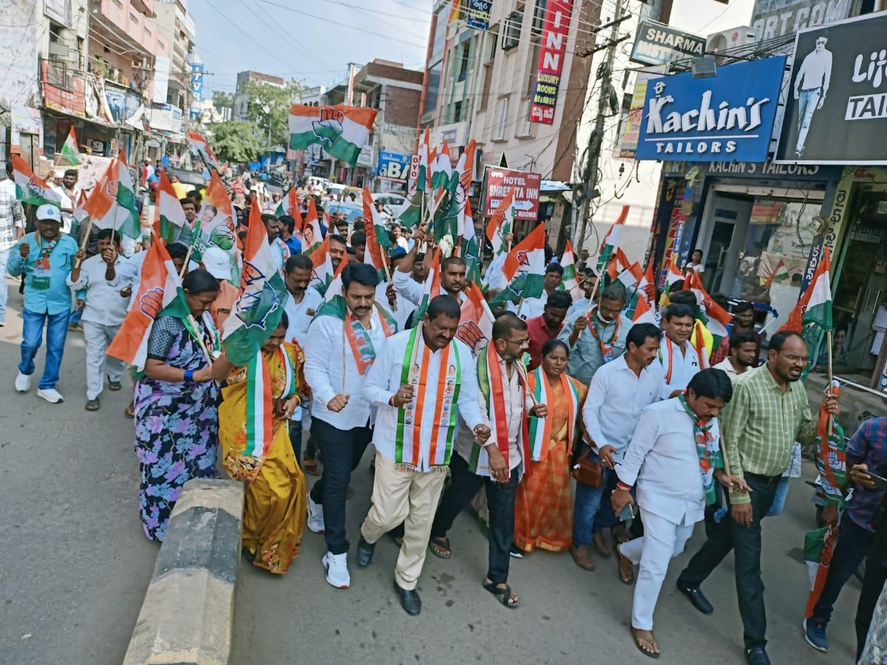 వరంగల్: భగ్గుమన్న కాంగ్రెస్.. CM KCR దిష్టిబొమ్మ దహనం వరంగల్: భగ్గుమన్న కాంగ్రెస్.. CM KCR దిష్టిబొమ్మ దహనం