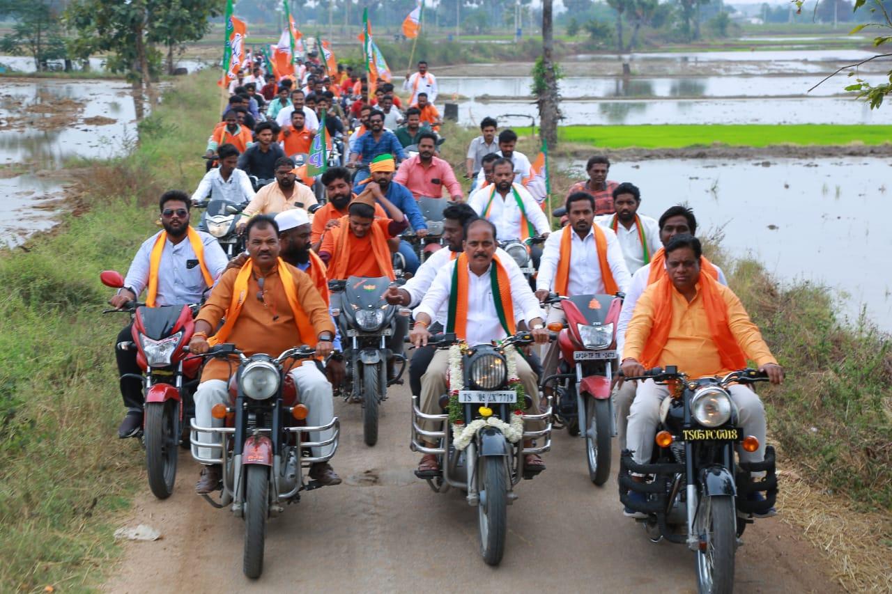 దత్తత పేరుతో కేసీఆర్, కేటీఆర్ మోసాలు: బీజేపీ రాష్ట్ర కార్యదర్శి శ్రీనివాస్ దత్తత పేరుతో కేసీఆర్, కేటీఆర్ మోసాలు: బీజేపీ రాష్ట్ర కార్యదర్శి శ్రీనివాస్