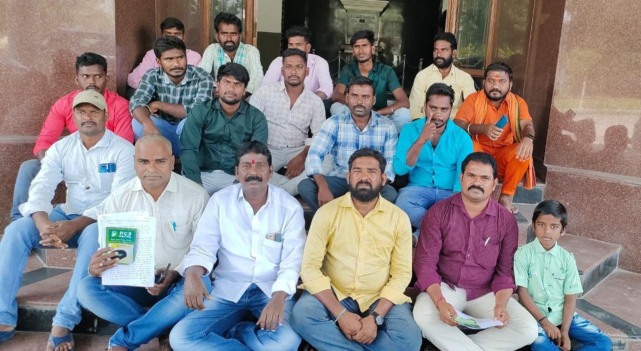 NALGONDA: నకిలీ విత్తనాలు అమ్మిన వారిపై క్రిమినల్ కేసులు పెట్టాలని ధర్నా NALGONDA: నకిలీ విత్తనాలు అమ్మిన వారిపై క్రిమినల్ కేసులు పెట్టాలని ధర్నా