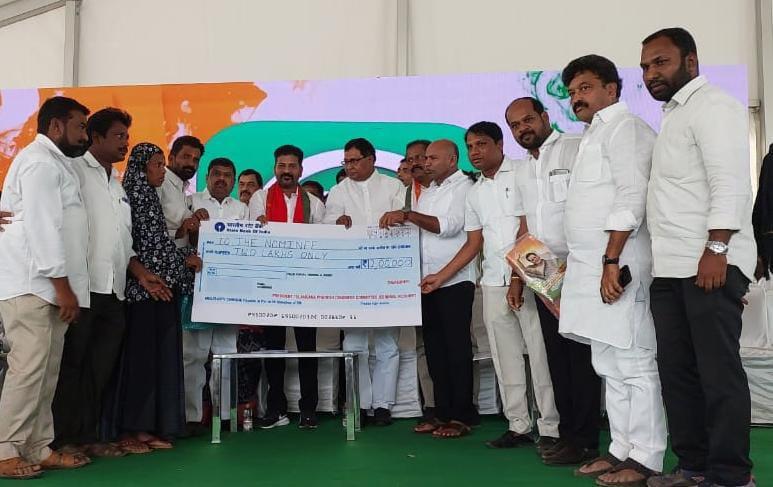 సోనియా గాంధీ జన్మదినం.. ఇన్సూరెన్స్ చెక్కుల పంపిణీ సోనియా గాంధీ జన్మదినం.. ఇన్సూరెన్స్ చెక్కుల పంపిణీ