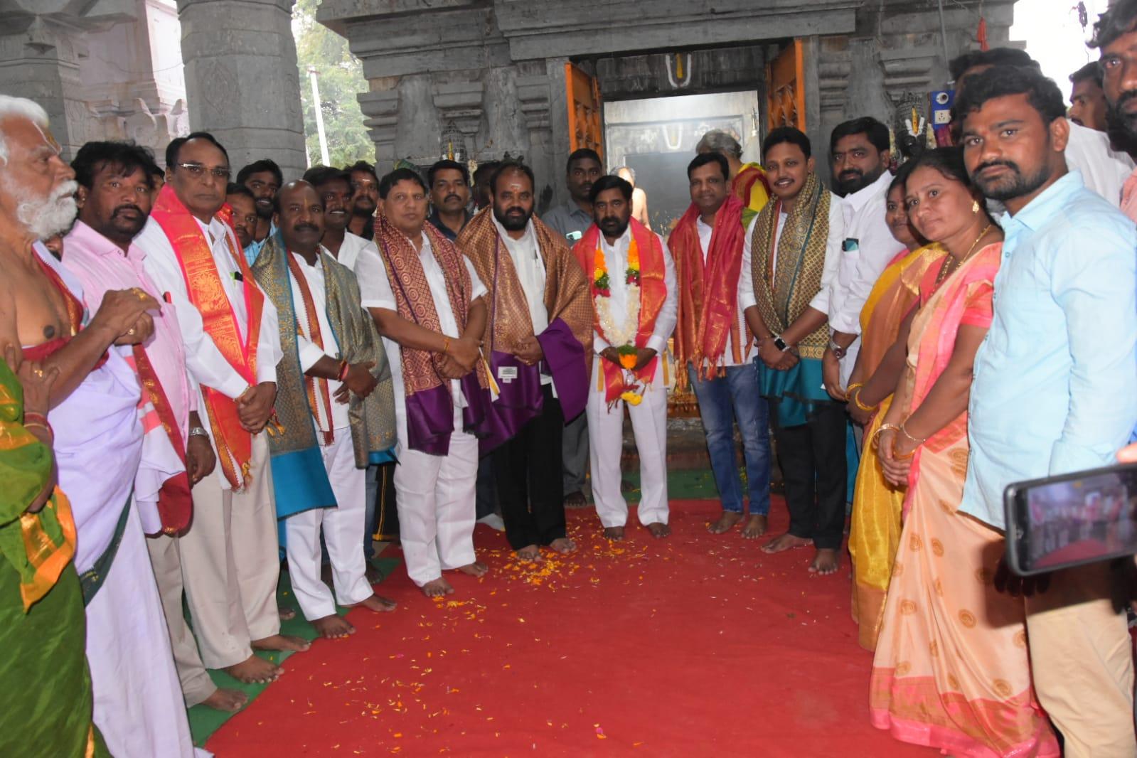 సూర్యాపేట: అర్వపల్లి లక్ష్మీ నరసింహుడిని దర్శించుకున్న మంత్రి జగదీష్ రెడ్డి సూర్యాపేట: అర్వపల్లి లక్ష్మీ నరసింహుడిని దర్శించుకున్న మంత్రి జగదీష్ రెడ్డి