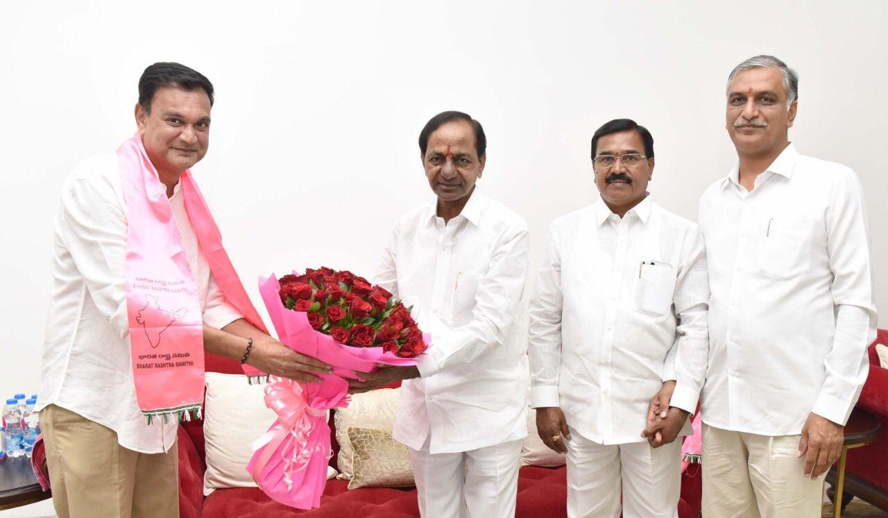 BRSలోకి మాజీ రాష్ట్రపతి మనుమడు.. ఆహ్వానించిన సీఎం కేసీఆర్! BRSలోకి మాజీ రాష్ట్రపతి మనుమడు.. ఆహ్వానించిన సీఎం కేసీఆర్!