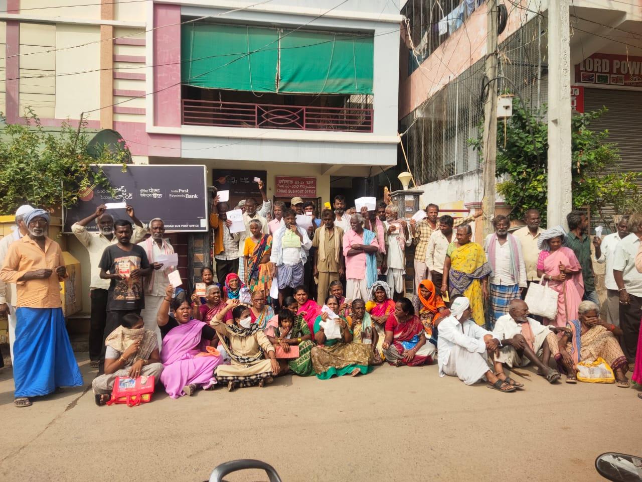 NALGONDA: ‘ఆసరా’ అందడం లేదని రోడ్డెక్కిన వృద్ధులు NALGONDA: ‘ఆసరా’ అందడం లేదని రోడ్డెక్కిన వృద్ధులు