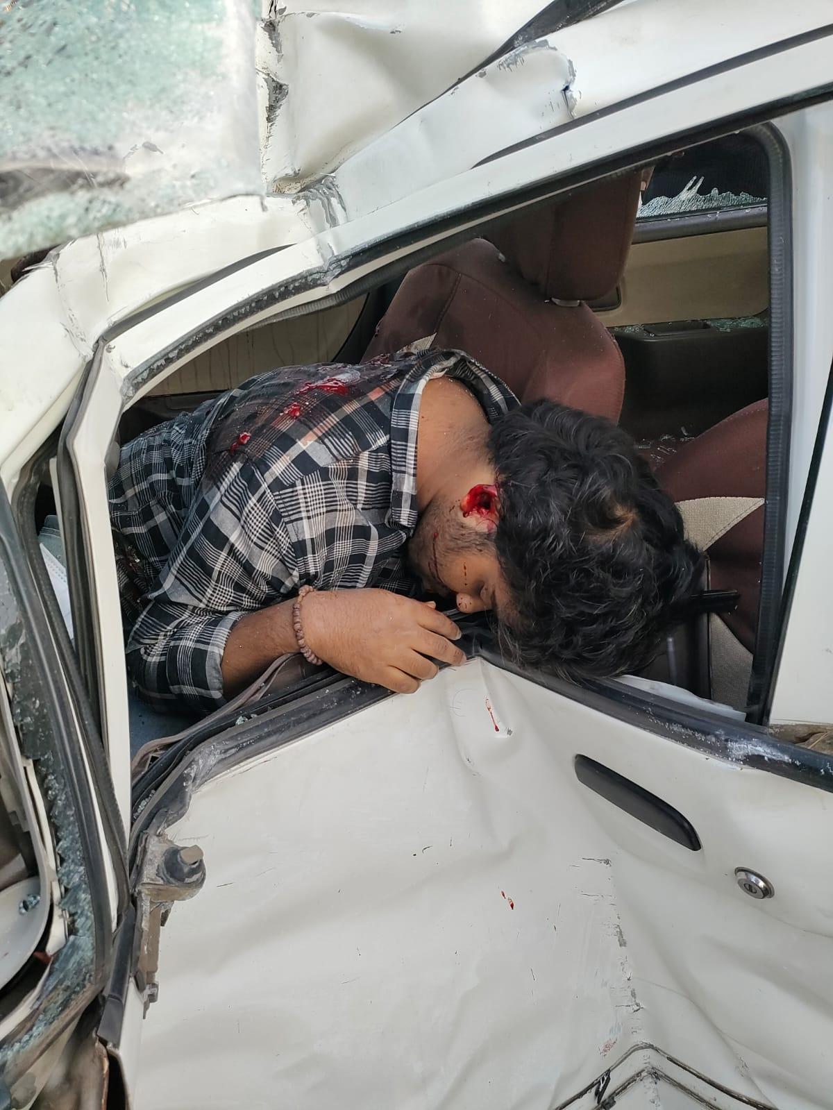 Medak: ఘోర రోడ్డు ప్రమాదం: కారు బోల్తా.. యువకుడు మృతి Medak: ఘోర రోడ్డు ప్రమాదం: కారు బోల్తా.. యువకుడు మృతి