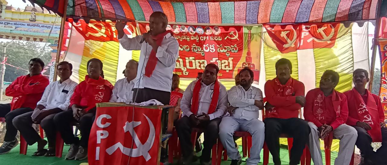 వరంగల్: డబ్బులున్నోళ్లే గెలిచే రోజులు: కూనంనేని వరంగల్: డబ్బులున్నోళ్లే గెలిచే రోజులు: కూనంనేని