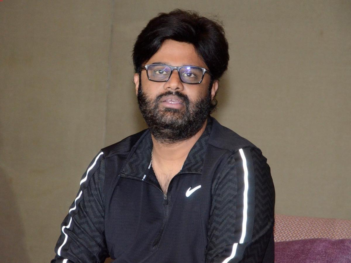 యంగ్ ప్రొడ్యూసర్ సెటైరికల్ రివ్యూ.. అవతార్ ఫ్యాన్స్ హర్ట్! యంగ్ ప్రొడ్యూసర్ సెటైరికల్ రివ్యూ.. అవతార్ ఫ్యాన్స్ హర్ట్!